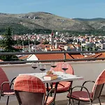 Apartment And Kudelik Trogir